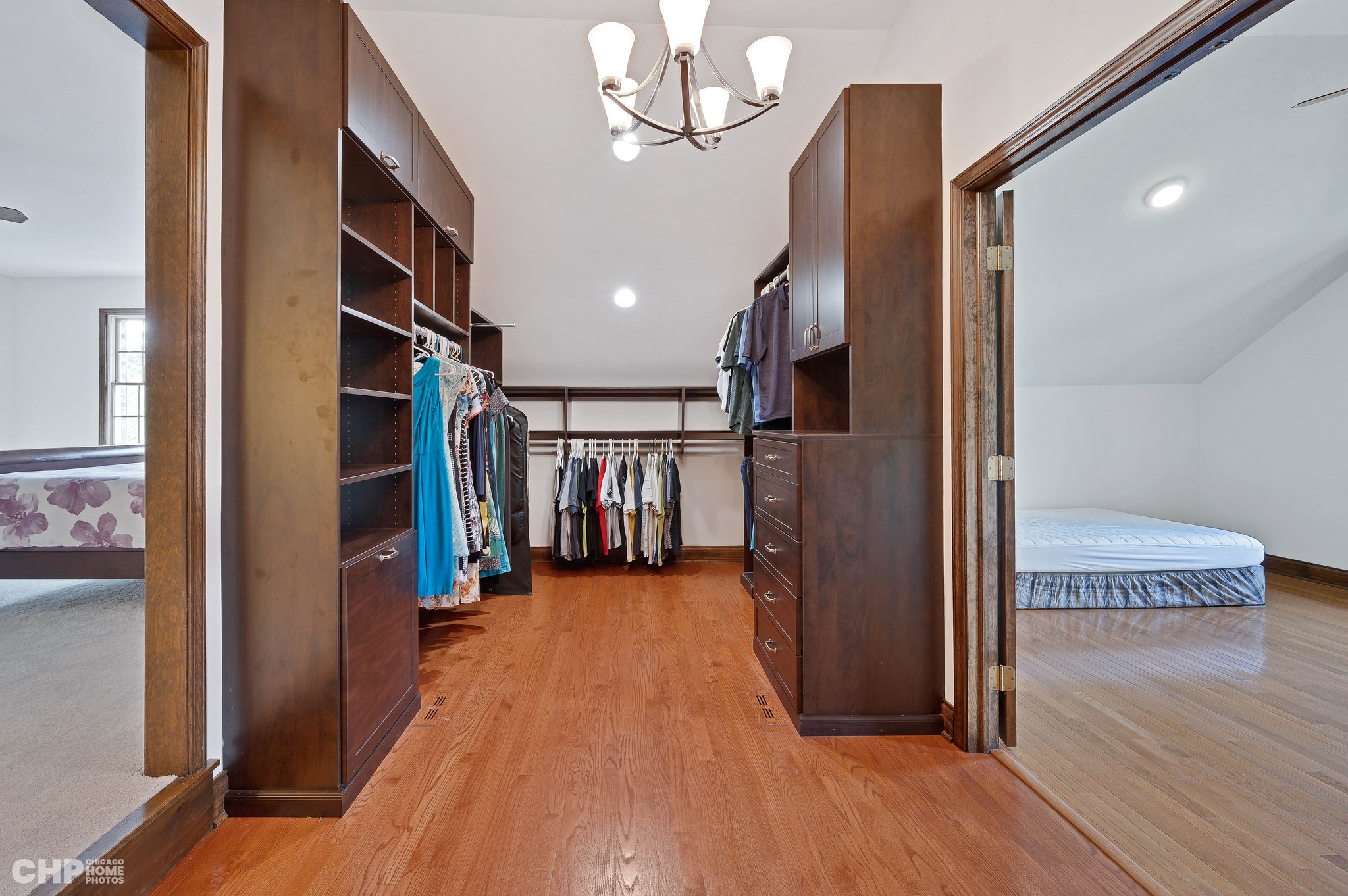 MASTER WALK-IN CLOSET