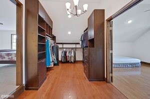 MASTER WALK-IN CLOSET