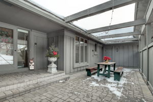 Front Porch/Entrance