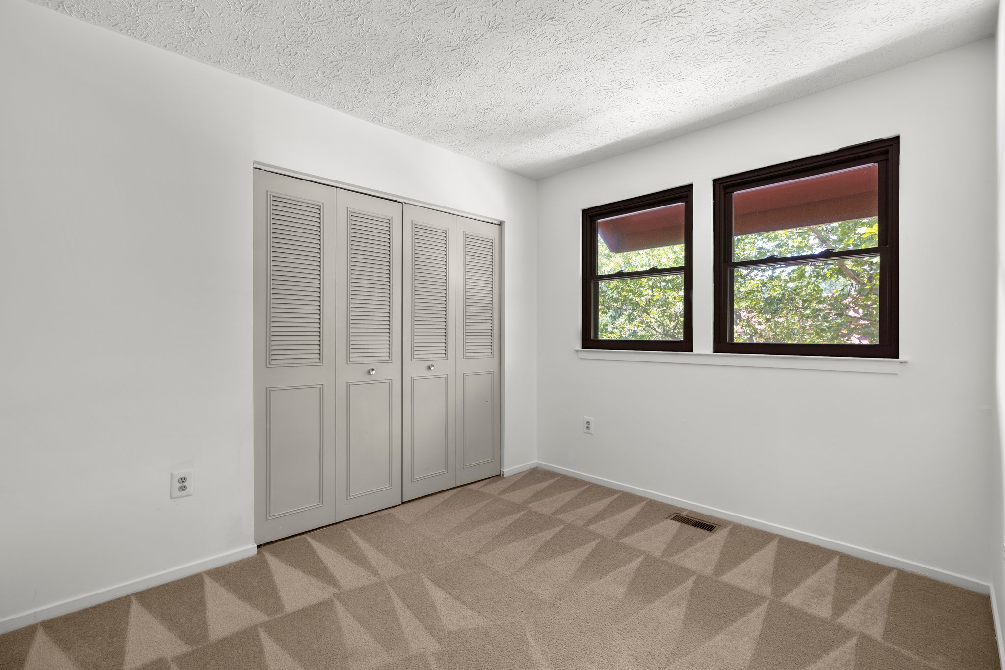 16. Upper bedroom.jpg