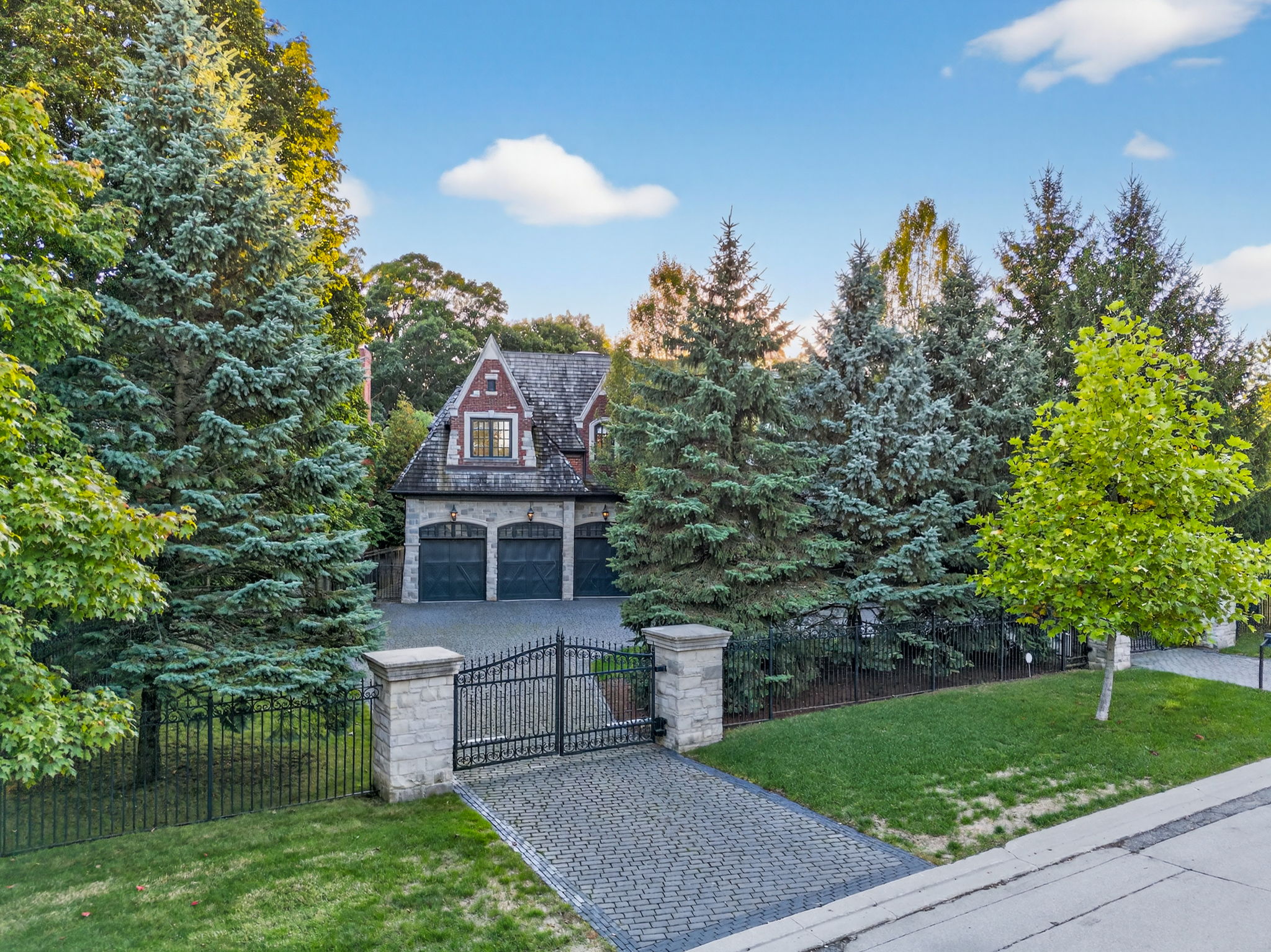 76 Arjay Crescent Toronto, ON M2L 1C7