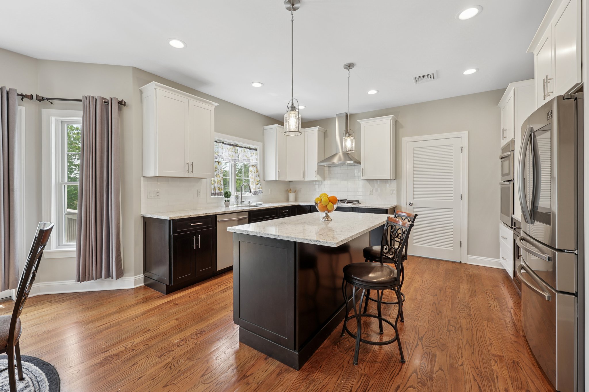 Kitchen w/ breakfast bar