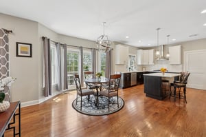 Eat-in Kitchen w/ breakfast bar and table