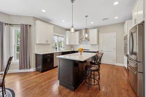 Kitchen w/ breakfast bar
