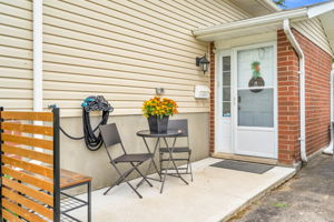 Front Porch/Entrance