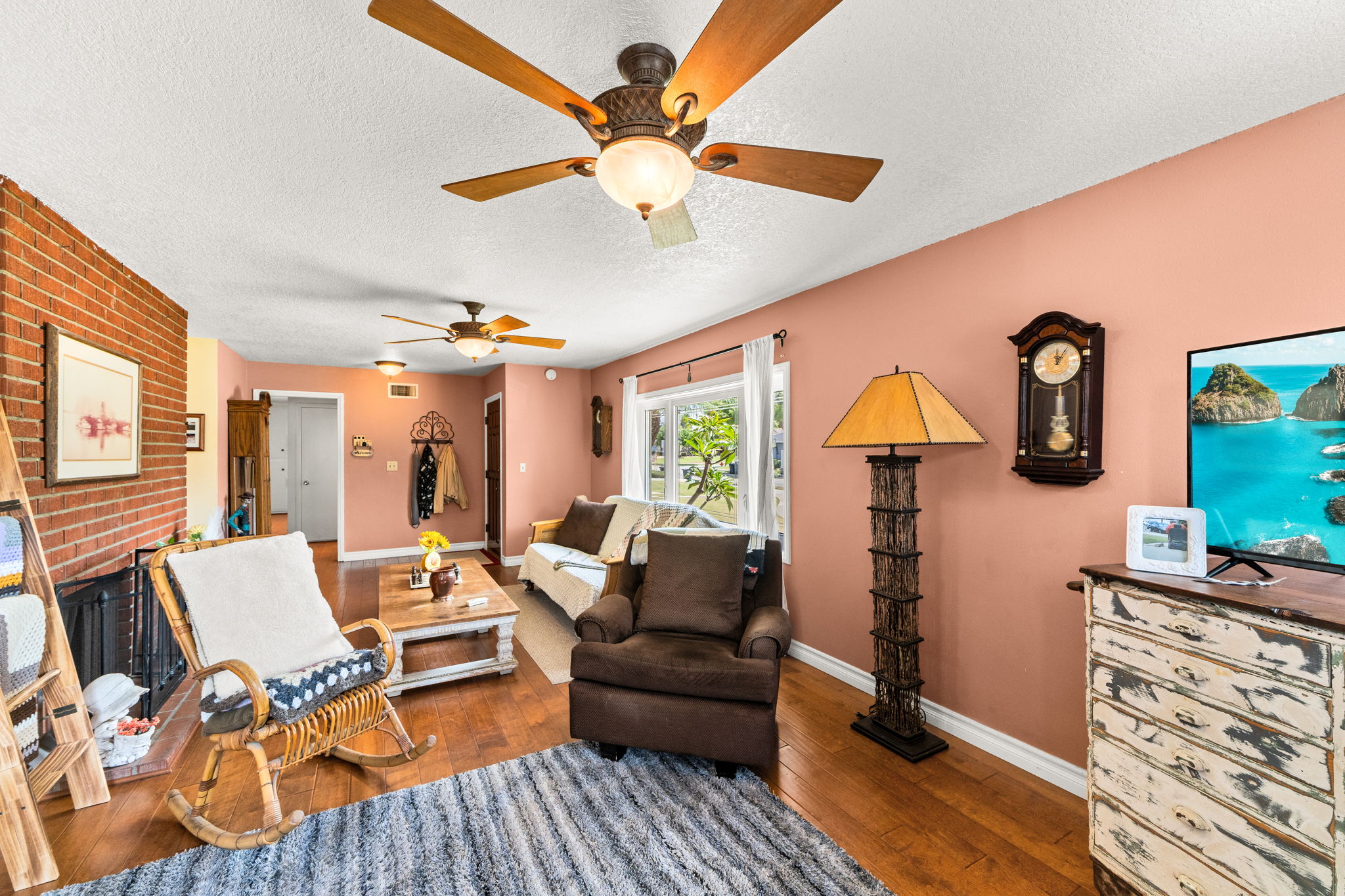Living Room / Entryway