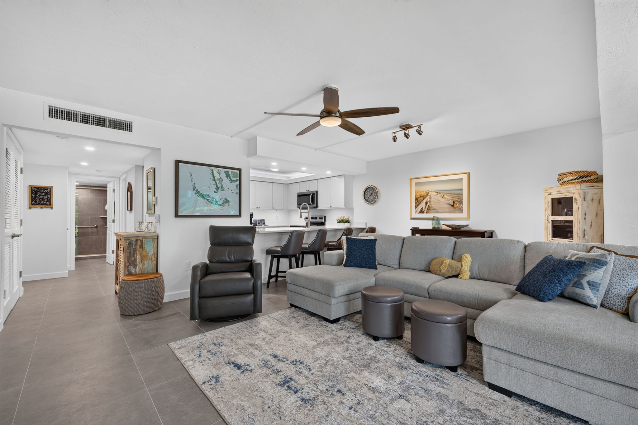 Living Room 3 of 5