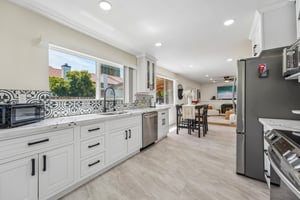 W 9th St-S0906-017.jpg