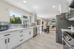 W 9th St-S0906-018.jpg