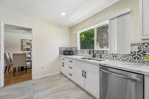 W 9th St-S0906-022.jpg
