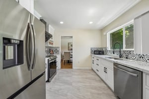 W 9th St-S0906-023.jpg