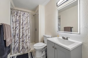 W 9th St-S0906-036.jpg