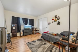 W 9th St-S0906-037.jpg
