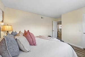 W 9th St-S0906-042.jpg