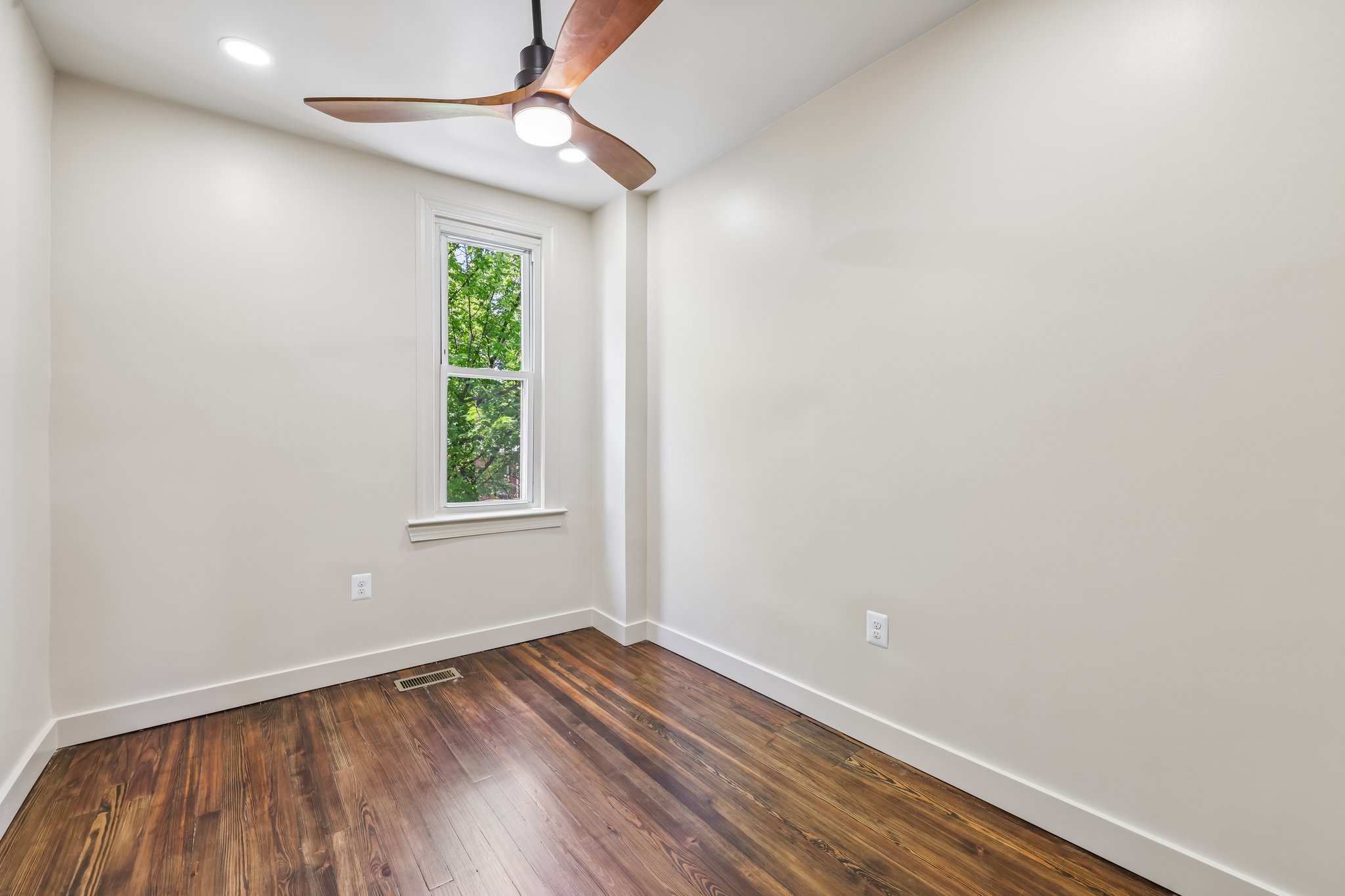 E 36th St-S3107-020.jpg