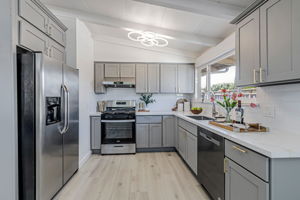 011_761 Lakeknoll Dr_