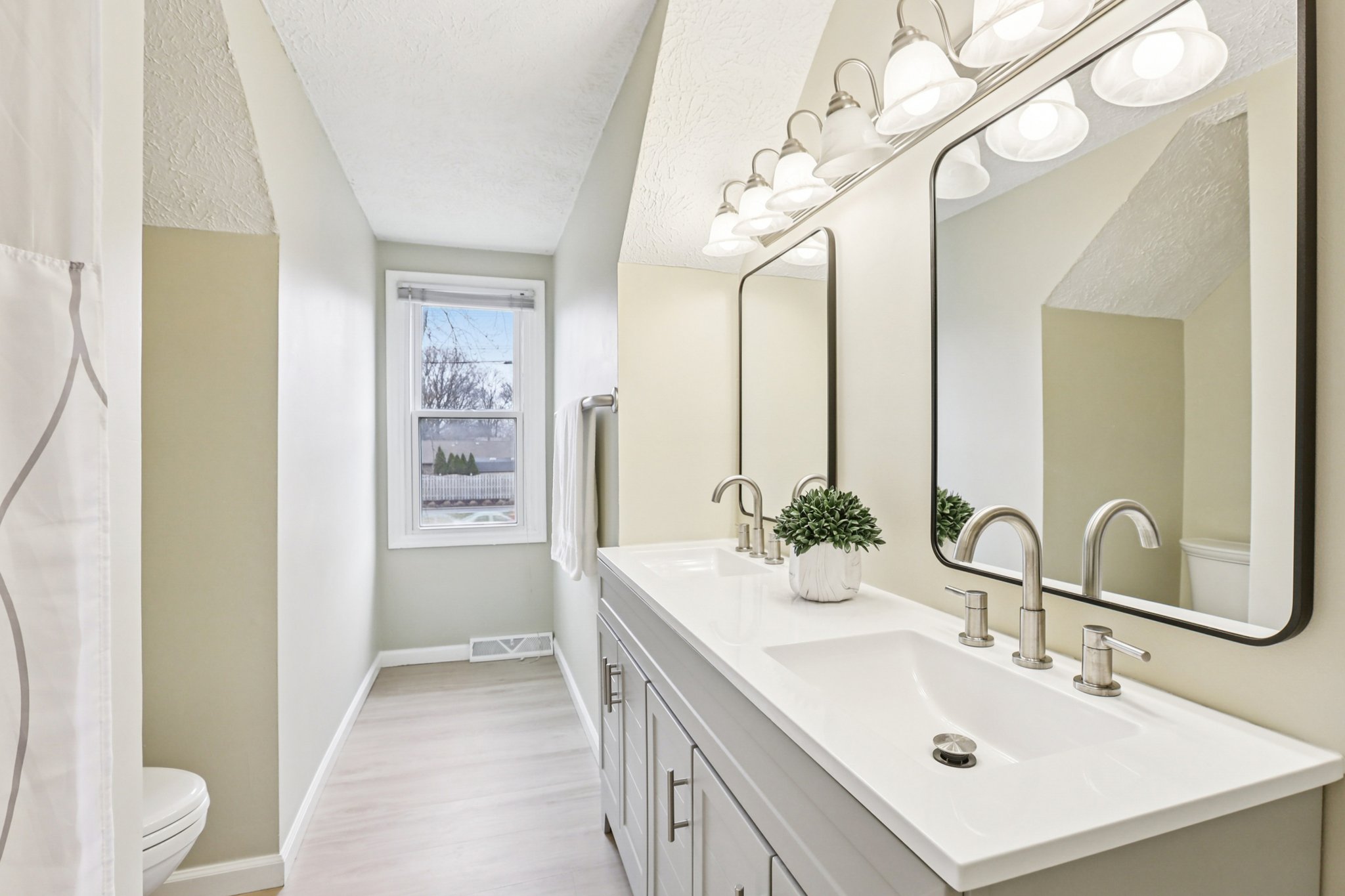 E 116th St-S0603-035.jpg