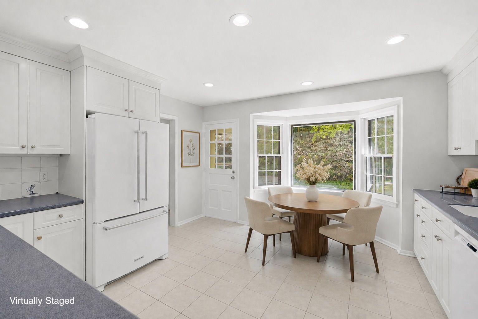 Eat-In Kitchen w/ Bay Window