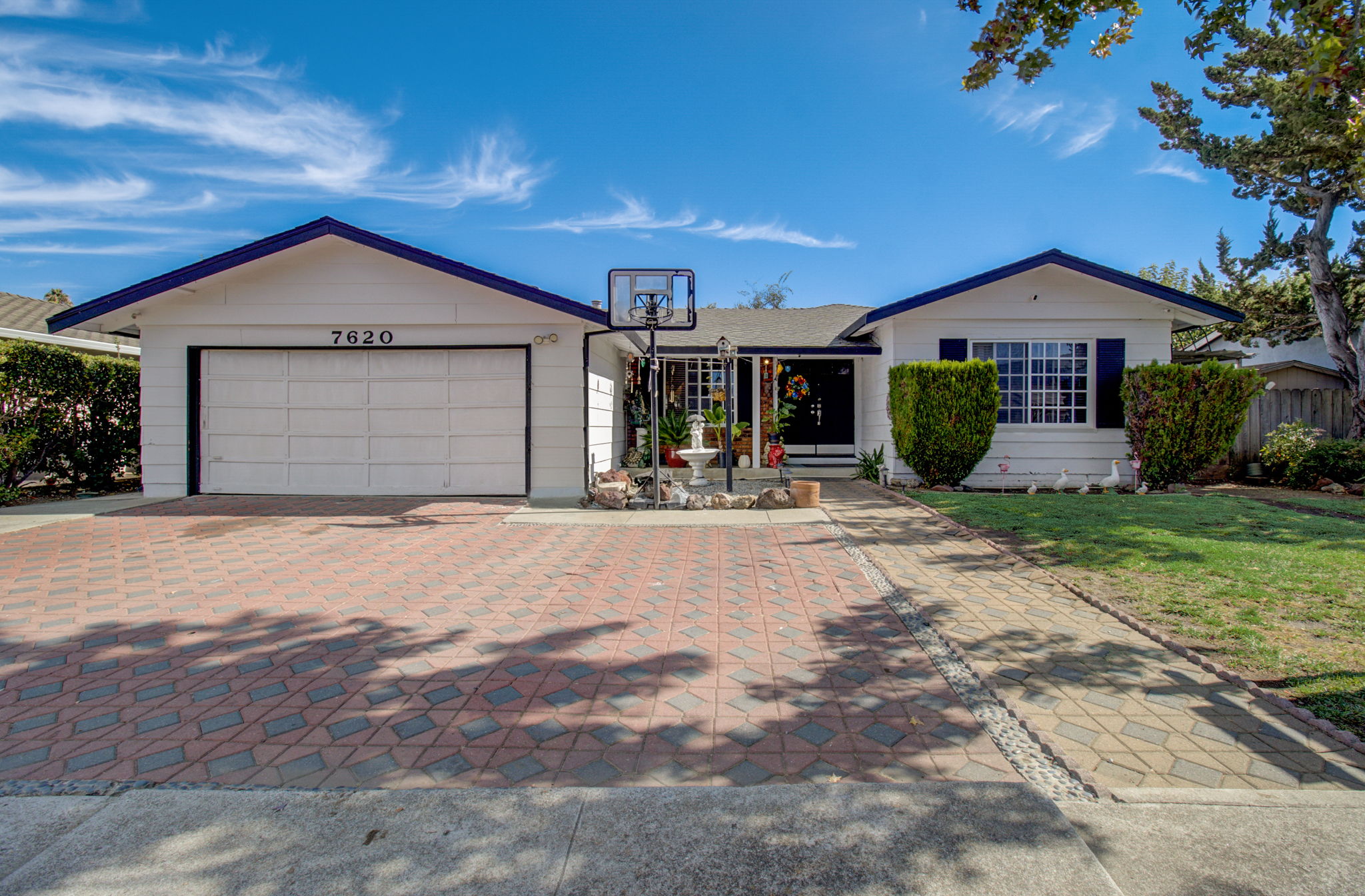 Santa Paula Dr-002
