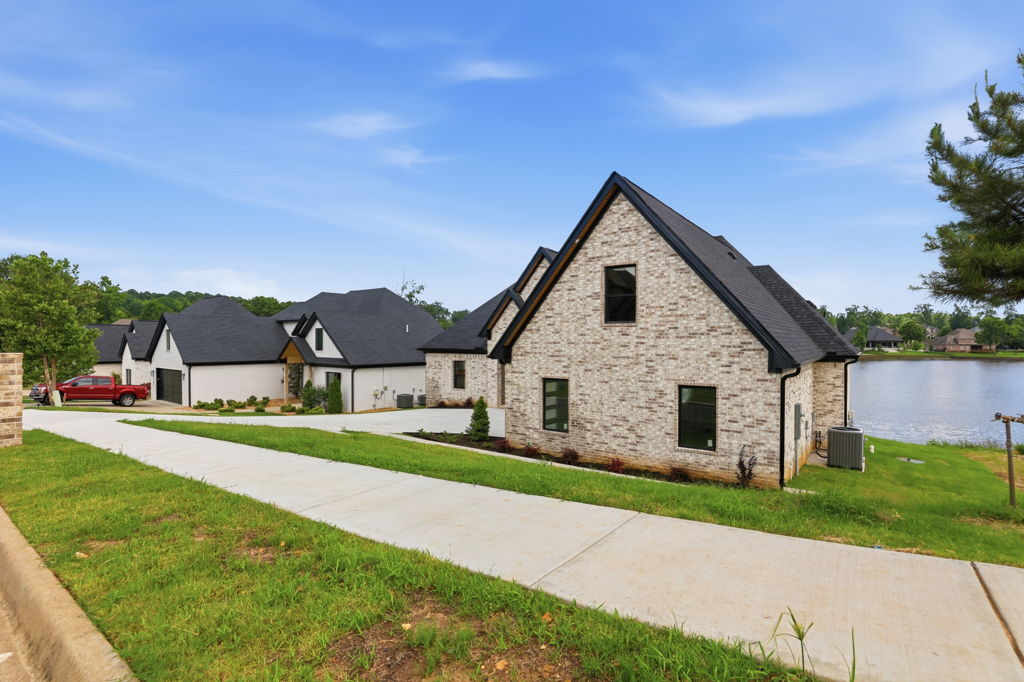 Residential real estate media in Benton, Arkansas by Avery & Bryant