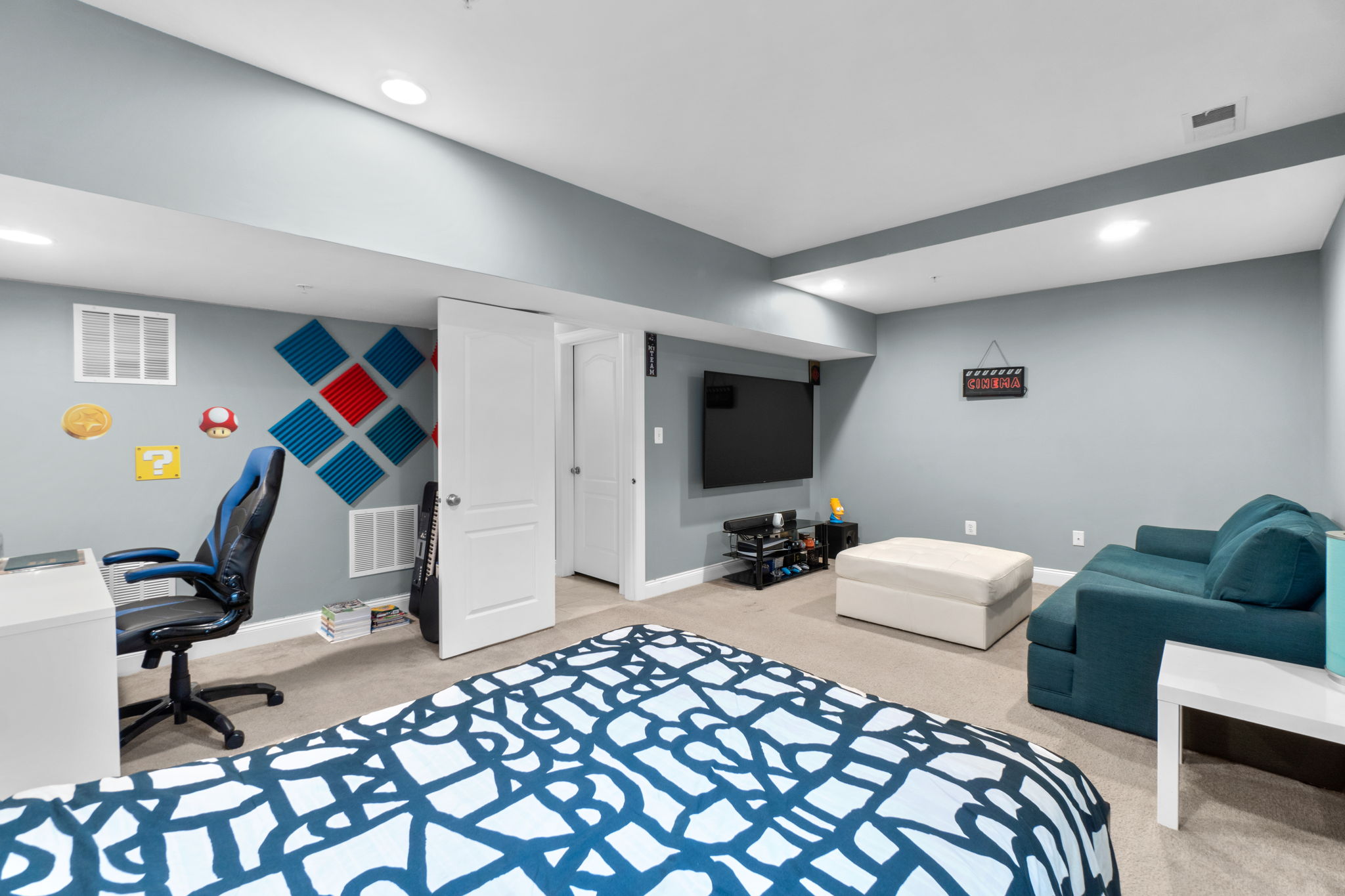 09. Lower bedroom-Sitting area