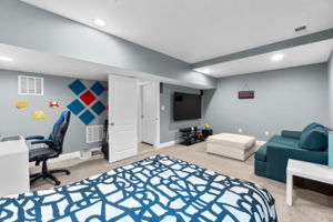 09. Lower bedroom-Sitting area