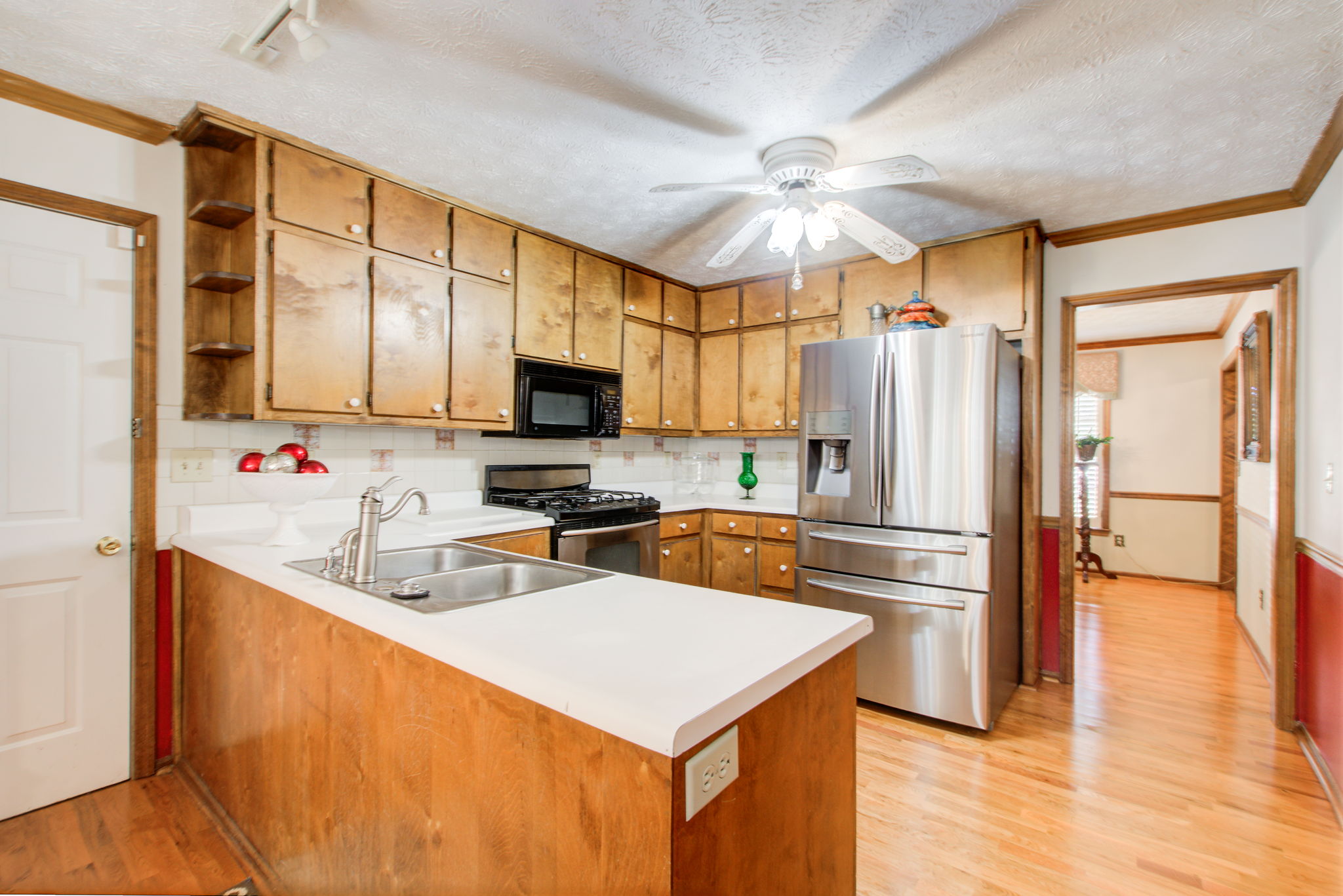 9 Kitchen w Dining