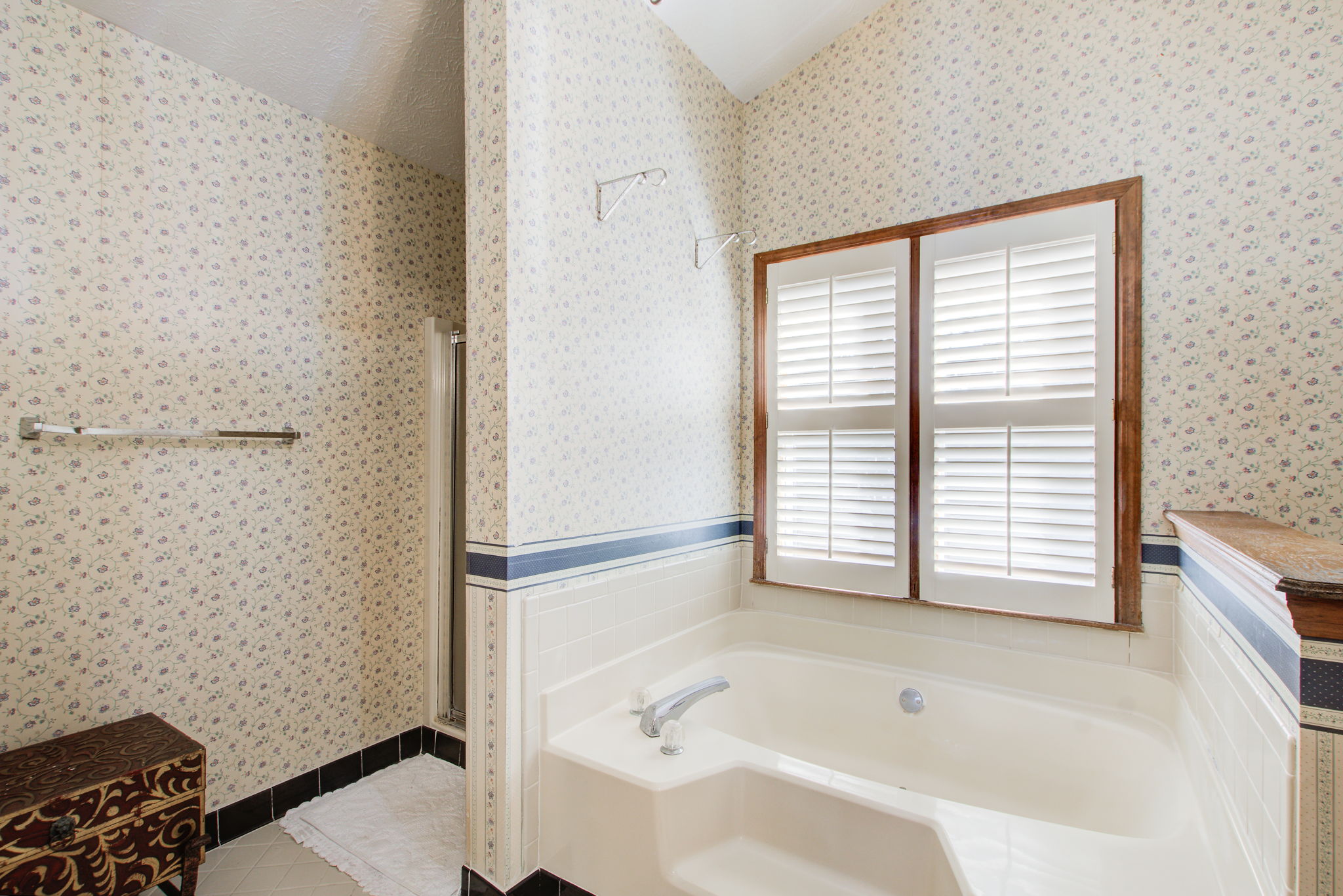 24 Main BR En Suite B Shower Tub Split