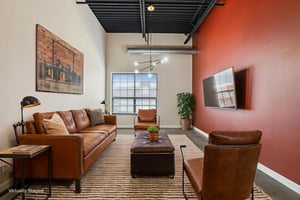 DSC00172 virtually staged.jpeg