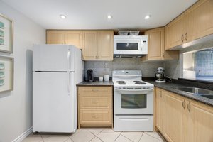 77 Maitland Pl, Toronto, ON M4Y 2V6, Canada Photo 4