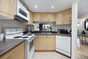 77 Maitland Pl, Toronto, ON M4Y 2V6, Canada Photo 5