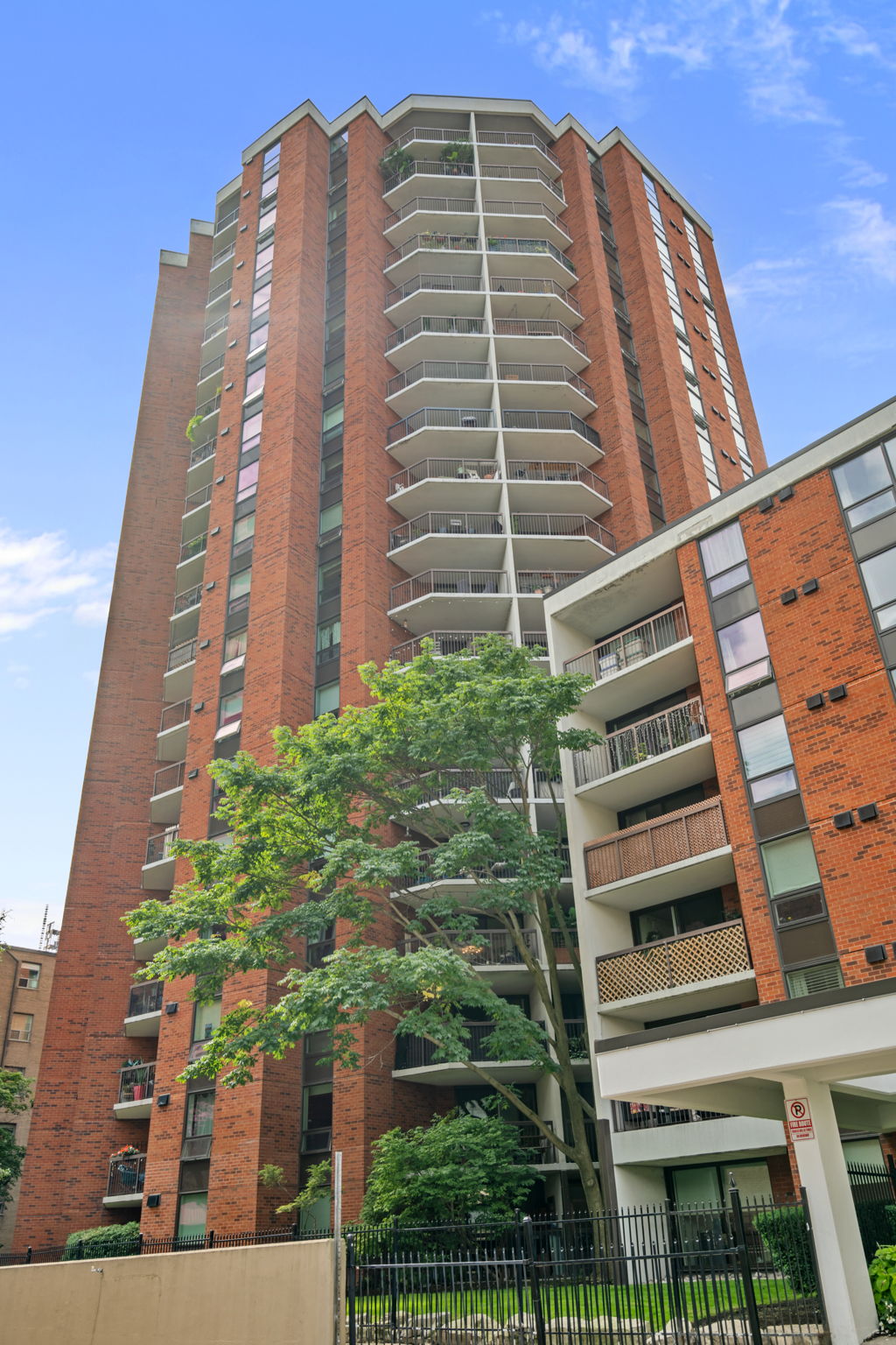 77 Maitland Pl Unit PH02 Toronto, ON M4Y 2V6