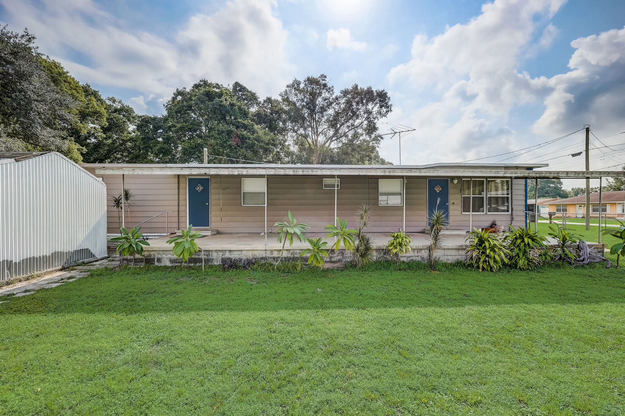 E Comanche Ave-022