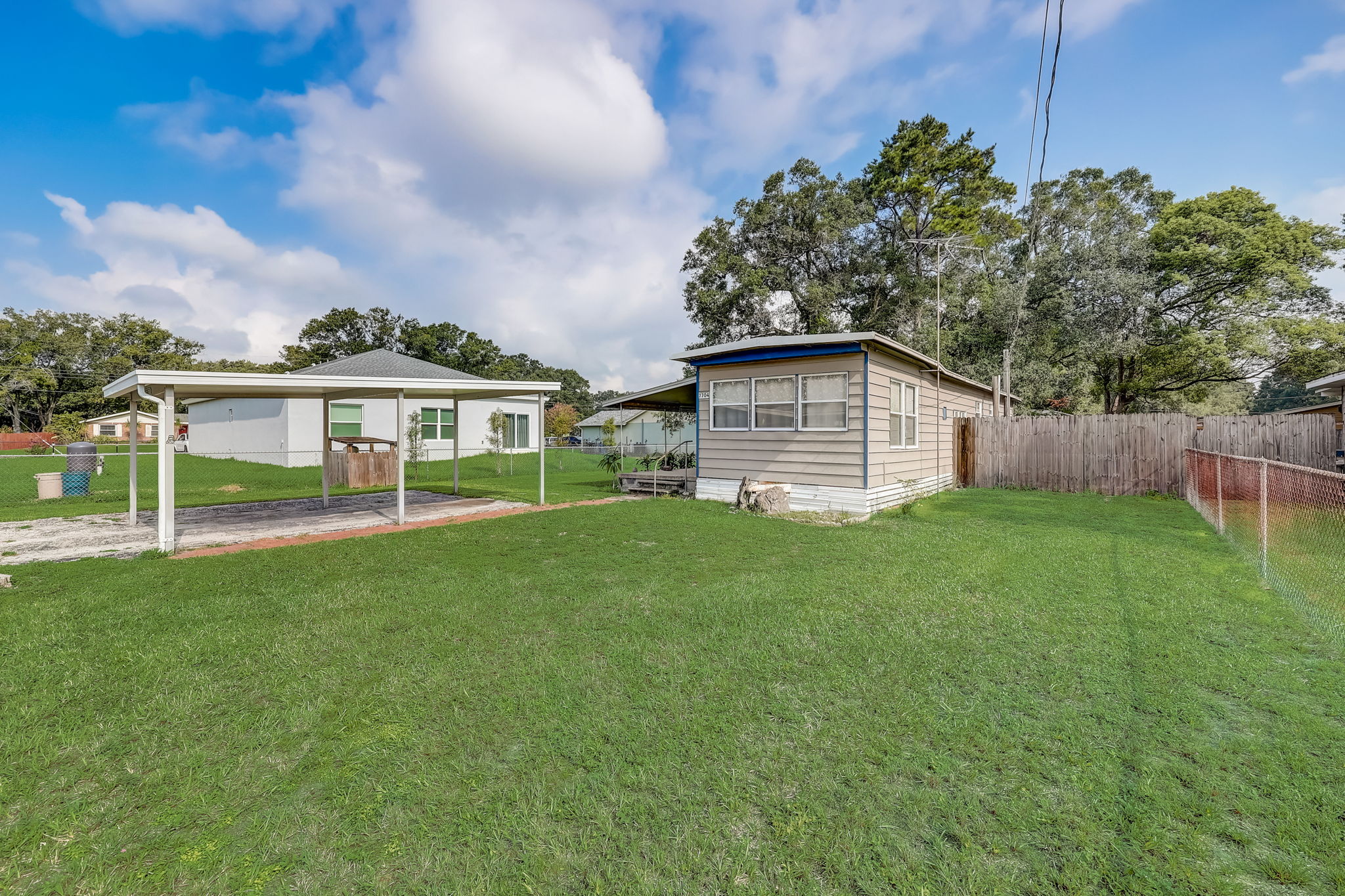 E Comanche Ave-002