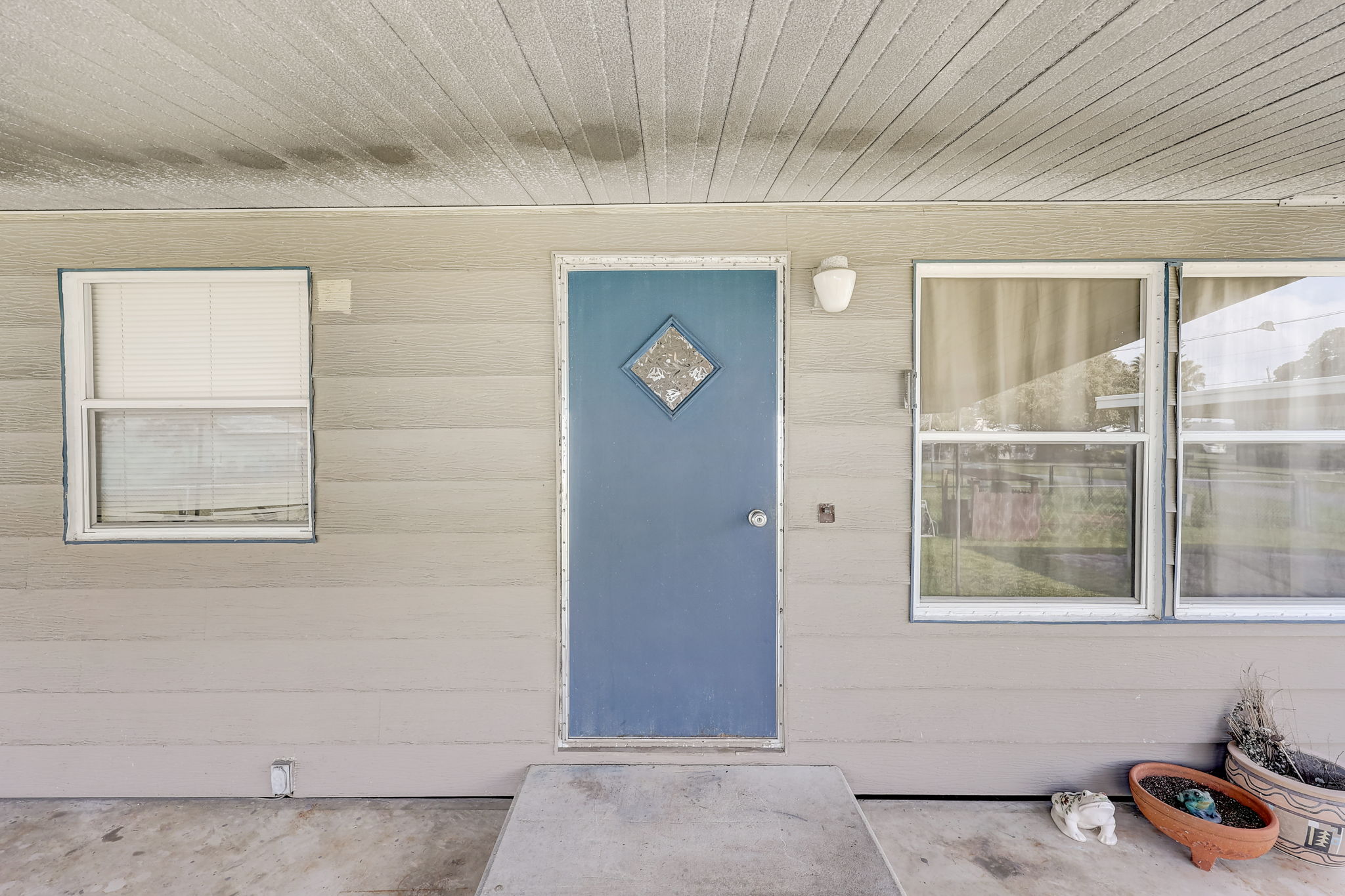 E Comanche Ave-005