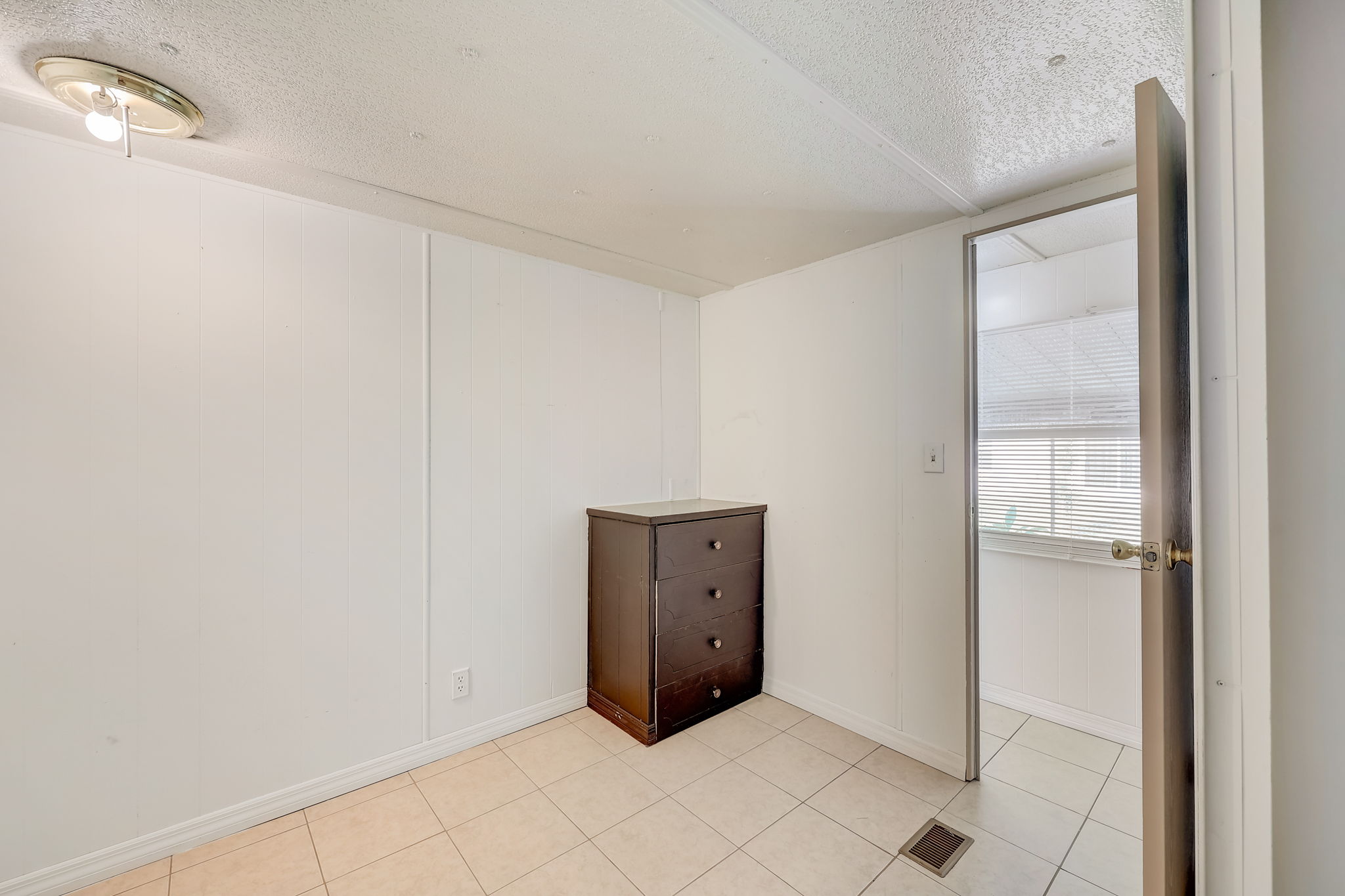 E Comanche Ave-021