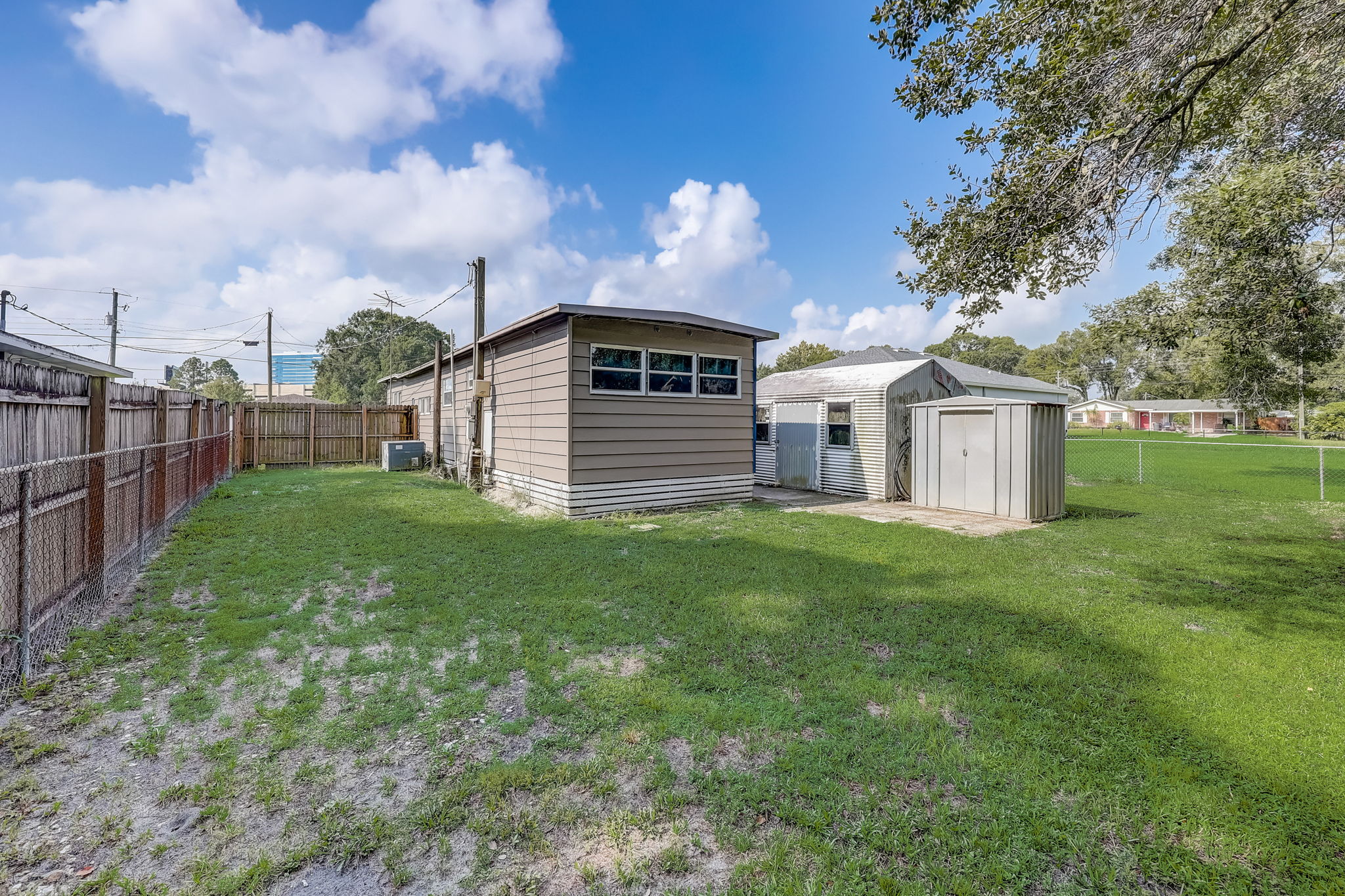 E Comanche Ave-024