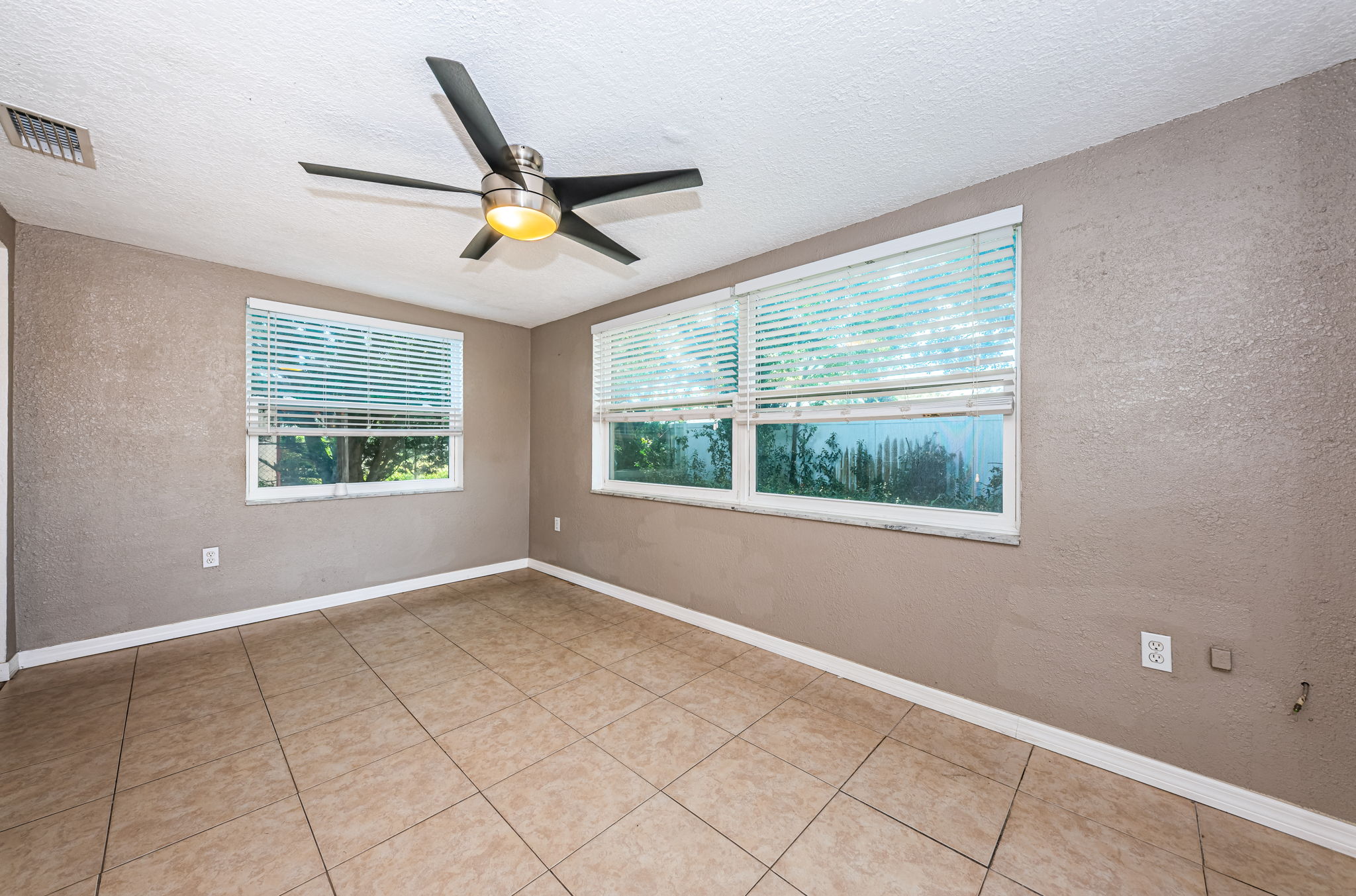 Family Room2-2