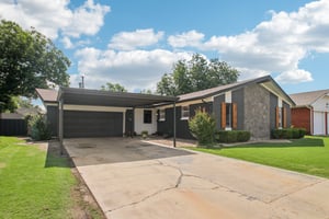 S Country Club Dr-2905-002.jpg