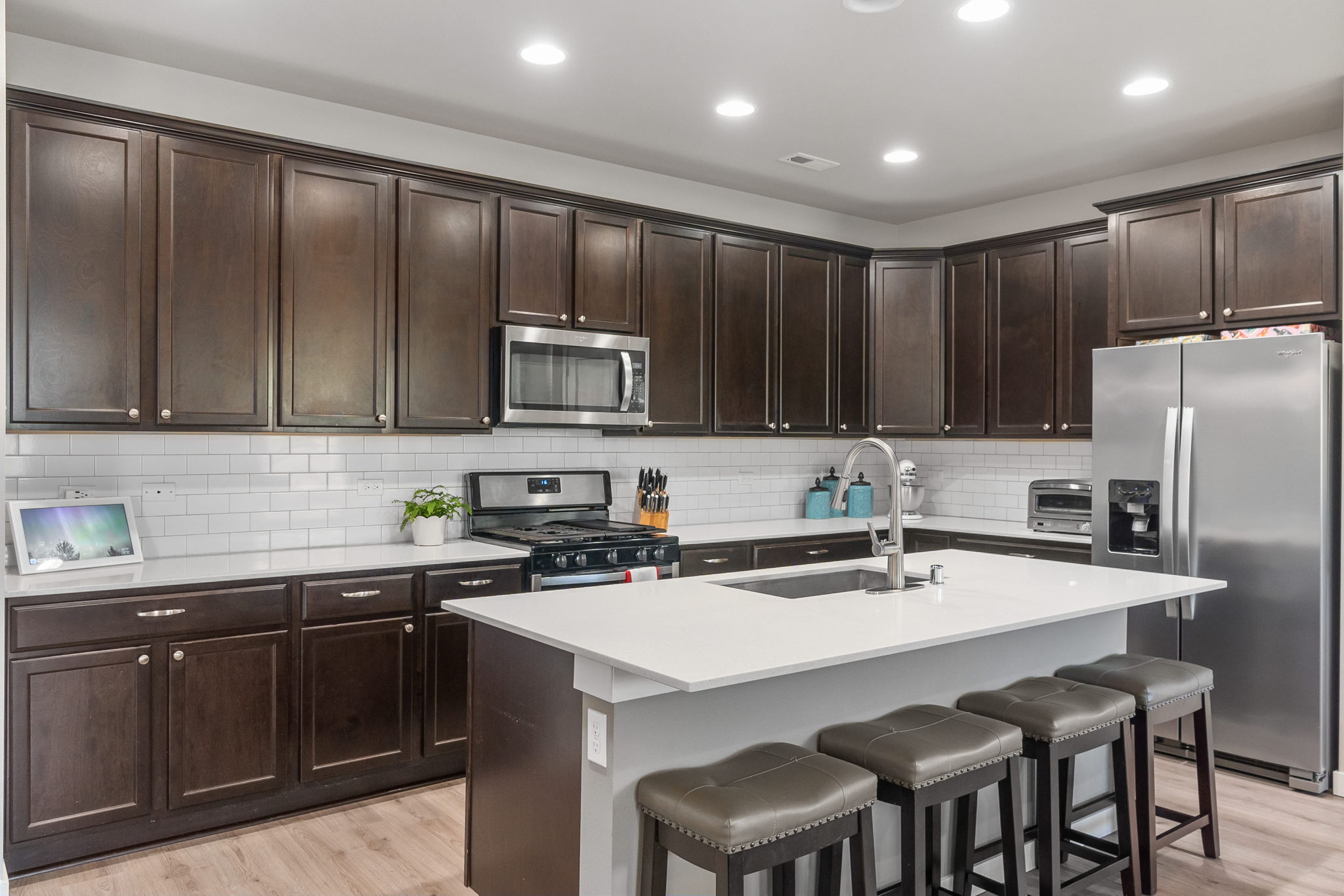 Timeless full-height backsplash