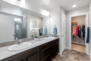 Double sinks with walk-in closet