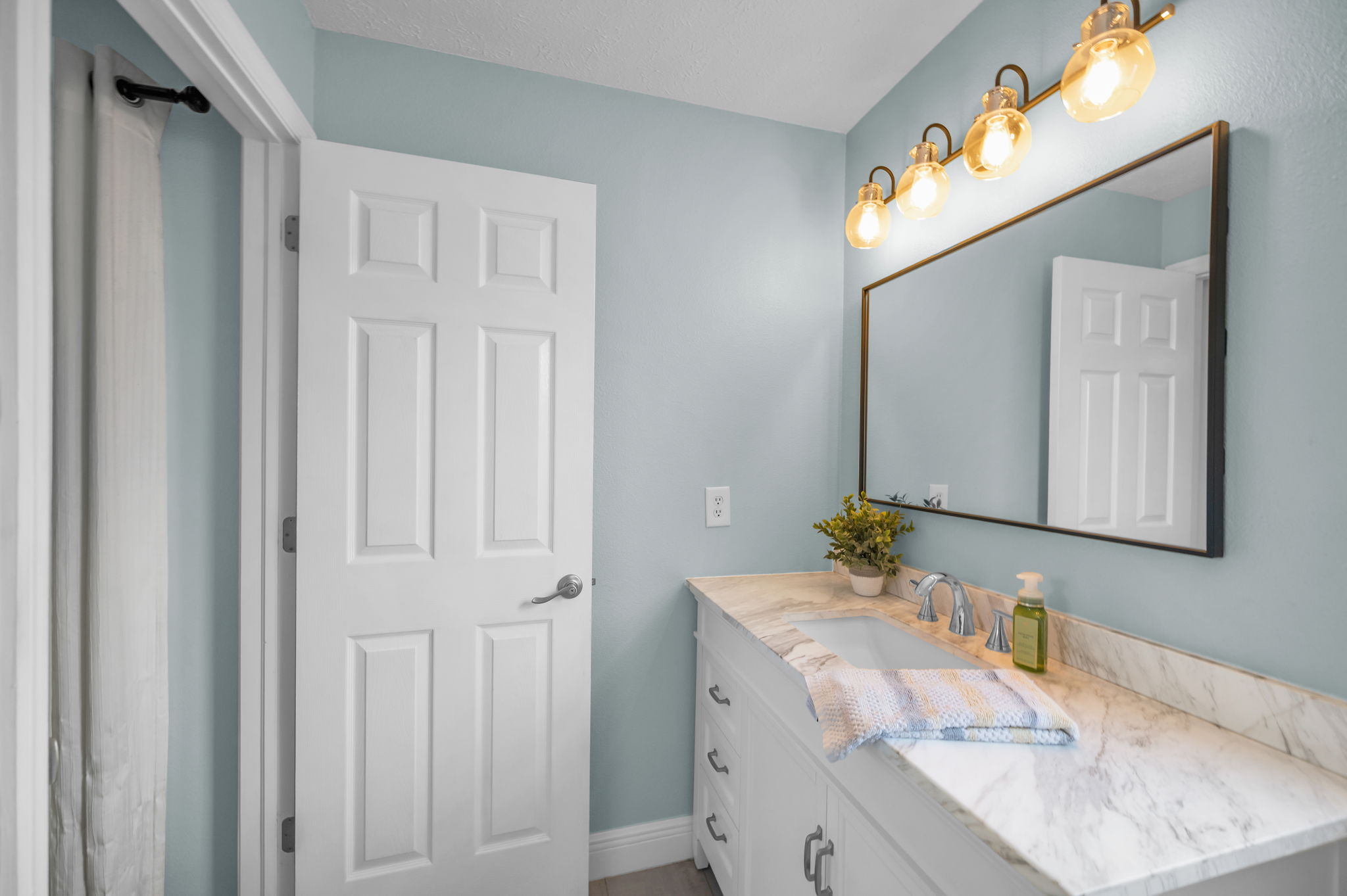 Primary Bathroom1c