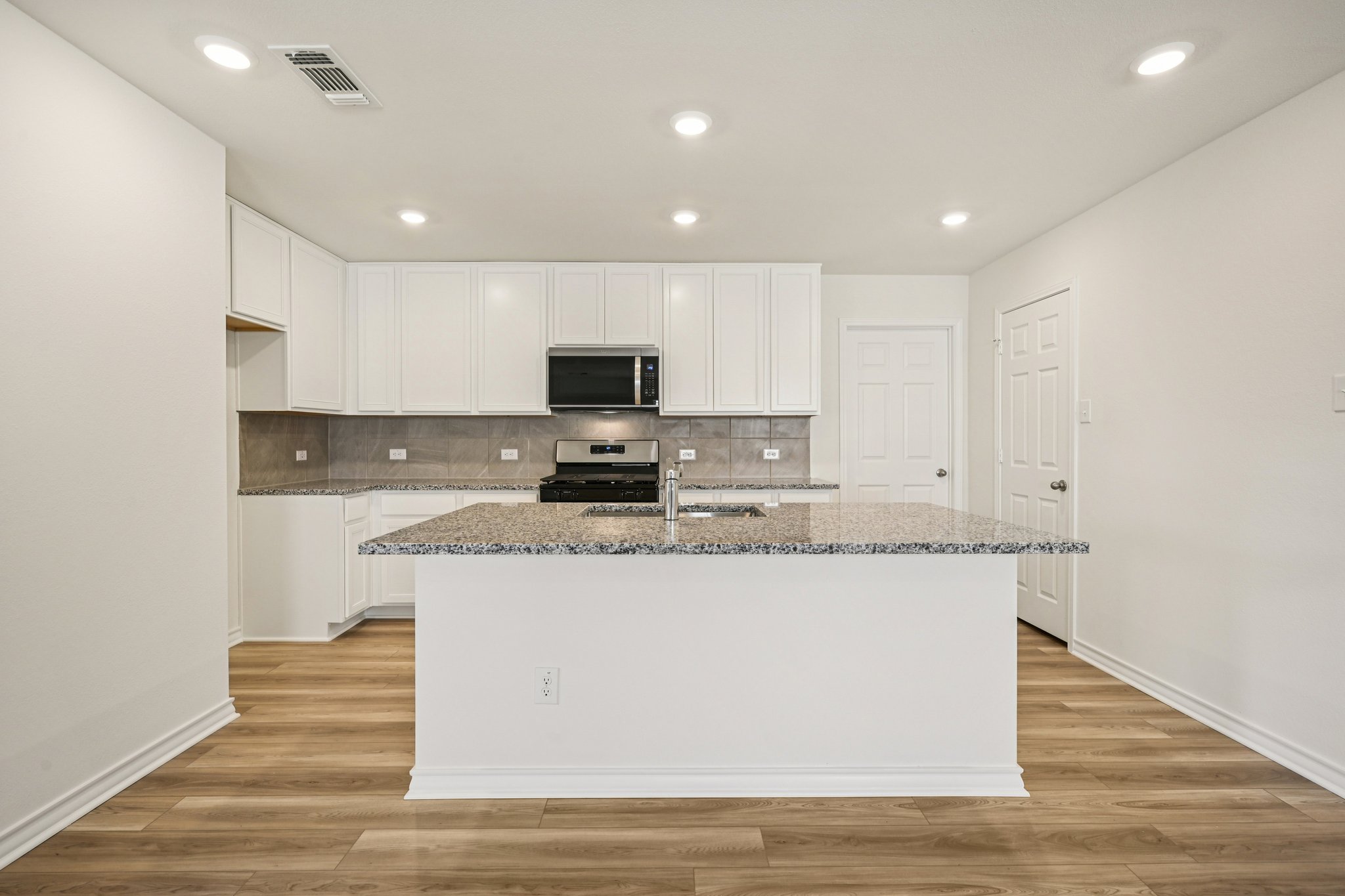 Saxony Dr-S1802-010.jpg