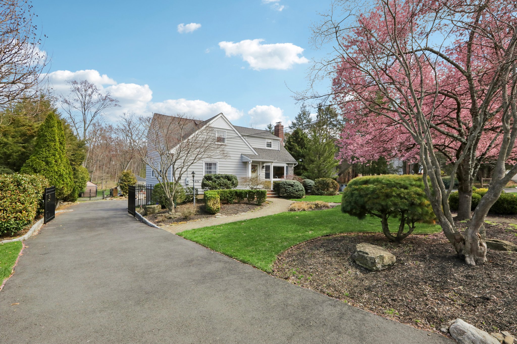 W Saddle River Rd-S0904-004.jpg