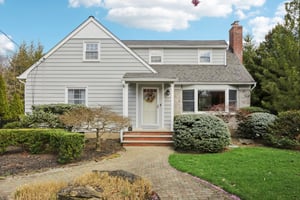 W Saddle River Rd-S0904-002.jpg