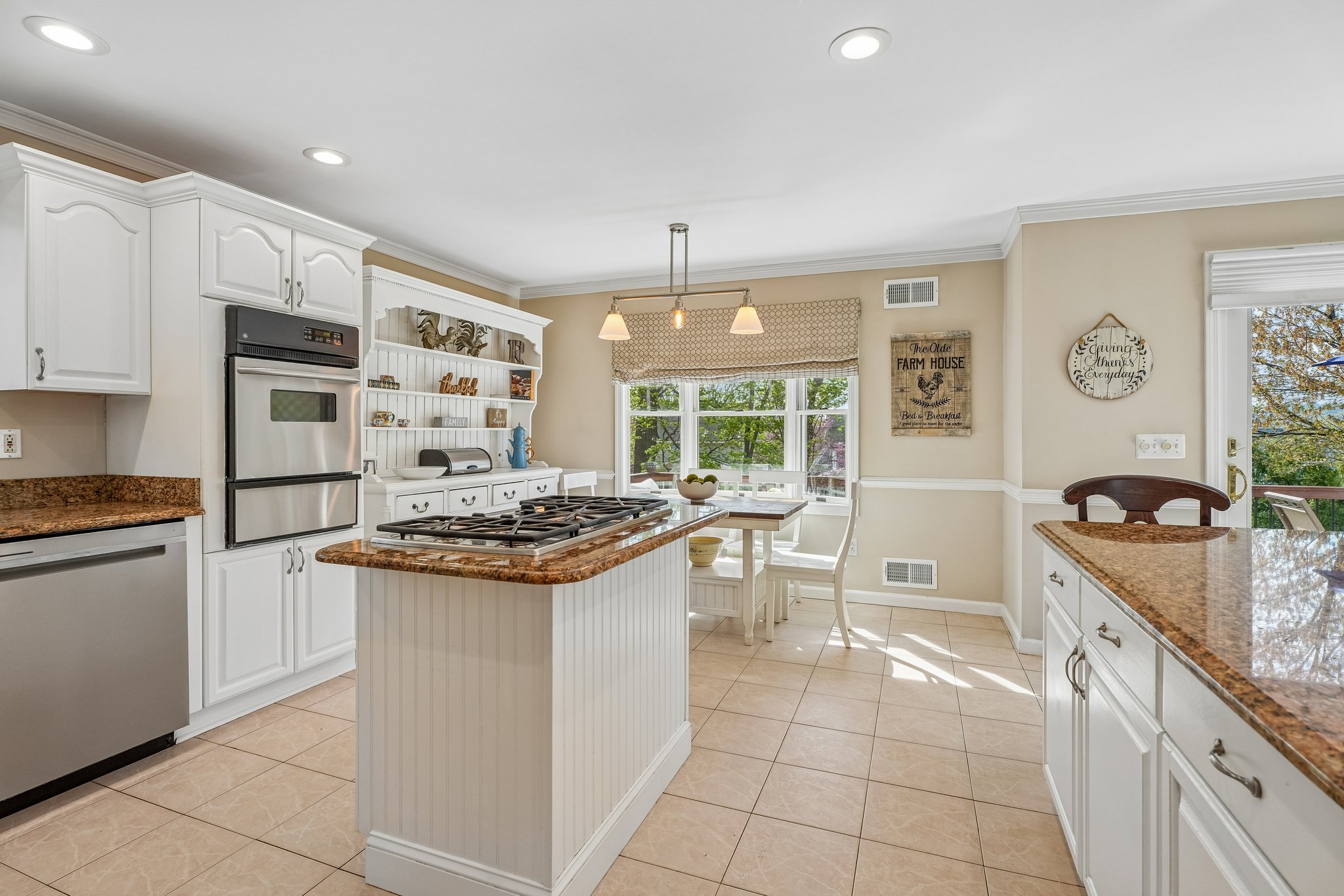 From island to table to deck - the flow here is effortless, making busy days feel just a little bit easier.