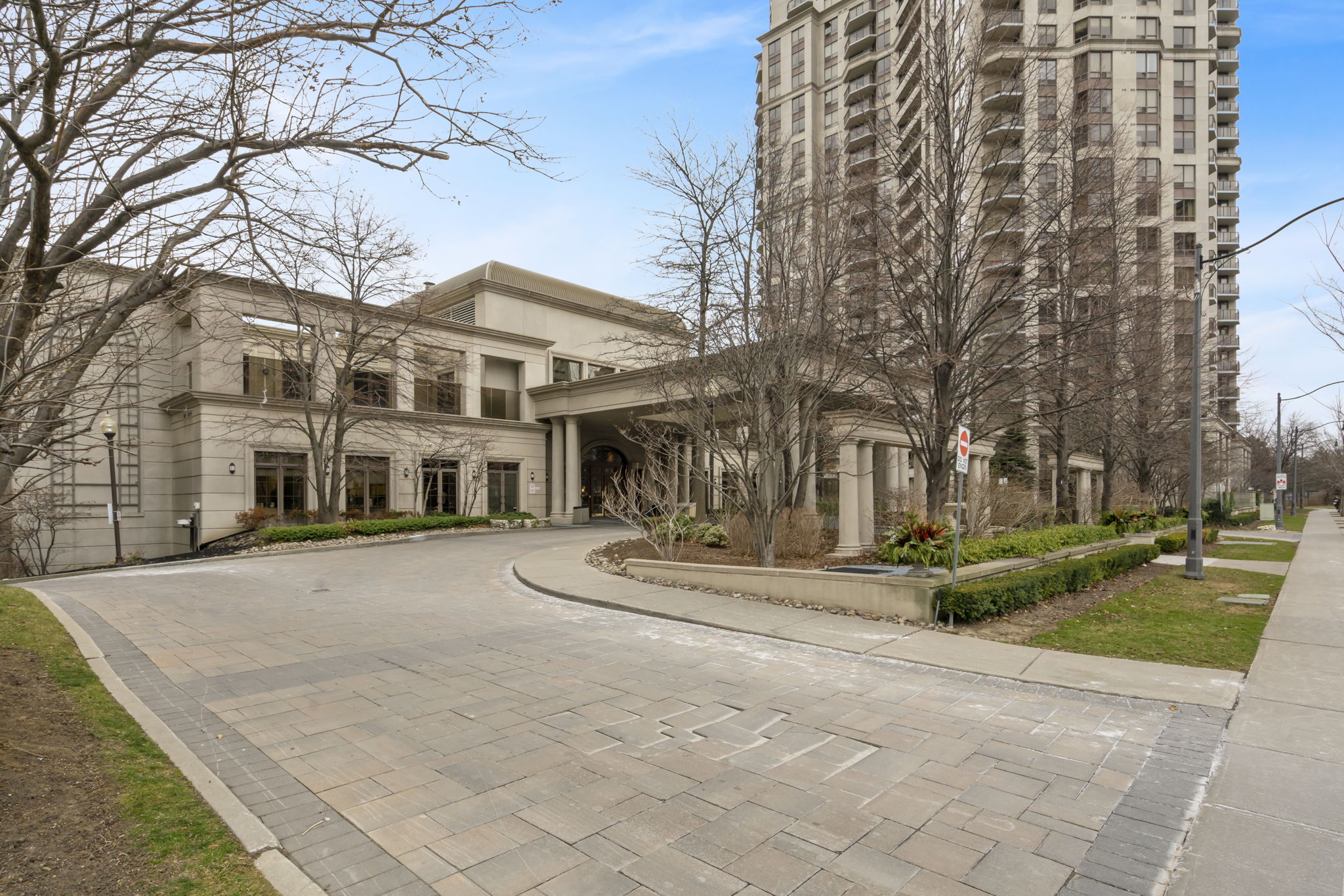 78 Harrison Garden Blvd Unit 2407 Toronto, ON M2N 7E3