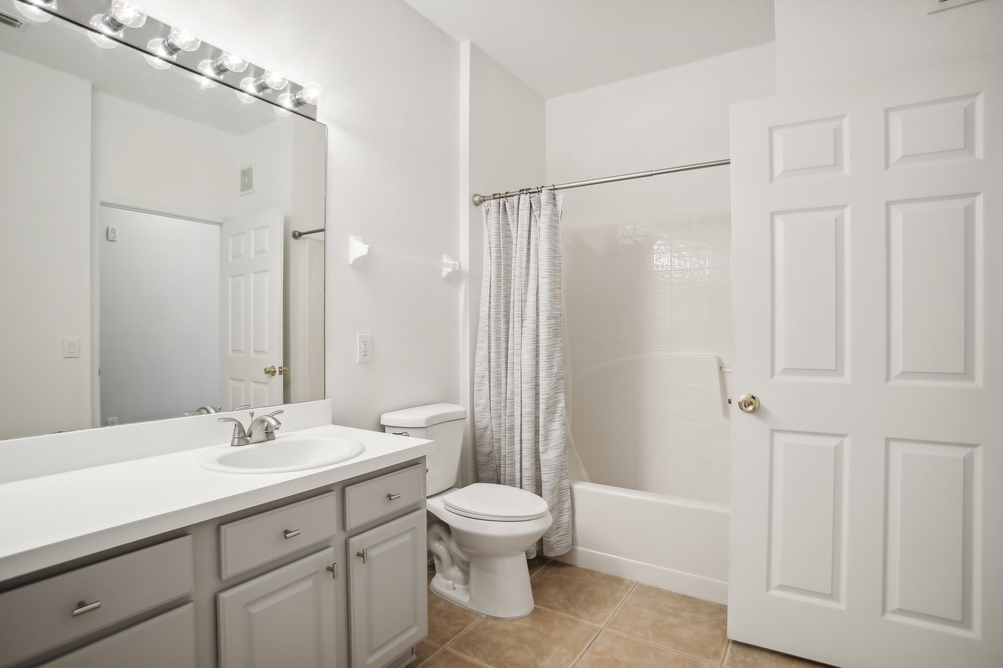 Point Meadows Dr 1310-029.jpg