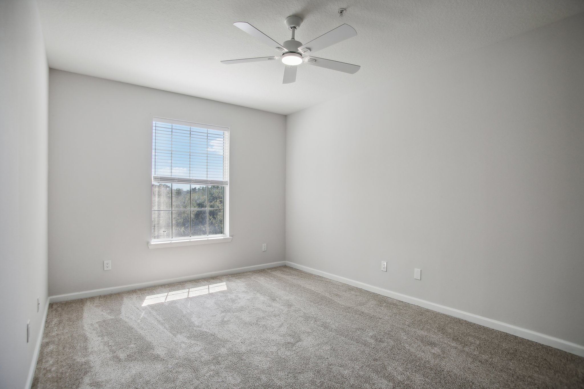 Point Meadows Dr 1310-030.jpg