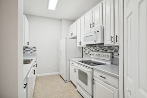 Point Meadows Dr 1310-016.jpg